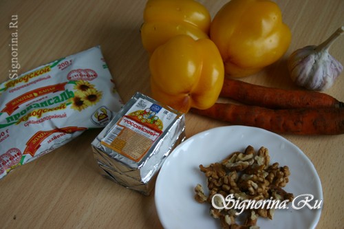 Ингредиенты для приготовления болгарского перца с плавленым сыром, морковью и орехами