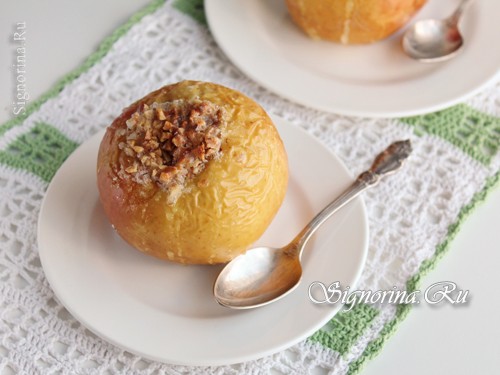 Яблоки, запеченные в духовке с орехами и крекерами под ромовой карамелью: рецепт с фото