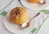 Яблоки, запечённые в духовке с орехами и крекерами под ромовой карамелью: рецепт с фото