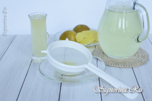 Выдавливаем сок половинки лимона и лайма фото 3
