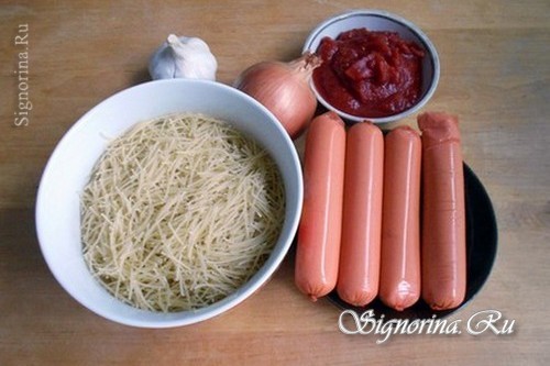 ингредиенты для томатного супа с сосисками