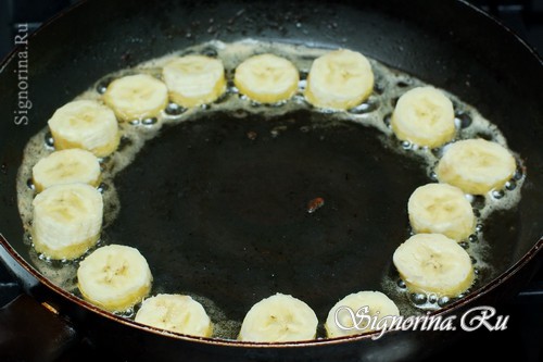 Выложить в сковороду банан, фото 8