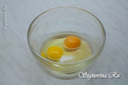  Соедините яйца с сахаром и солью фото 2