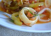 Ужин на скорую руку: кальмары с овощами на сковороде по-провански