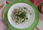 Диетический рецепт салата с капустой, говядиной, огурцом и горошком